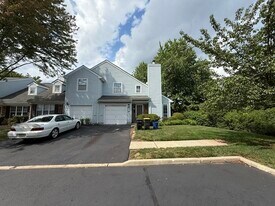 271 Edgeware Ct in Franklin Township, NJ - Building Photo