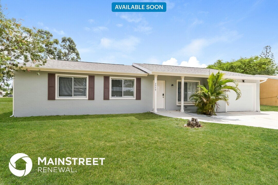 2049 SE Talwood Ln in Port St. Lucie, FL - Foto de edificio