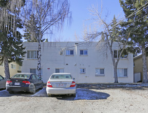 2720 Brentwood Blvd NW in Calgary, AB - Building Photo - Building Photo