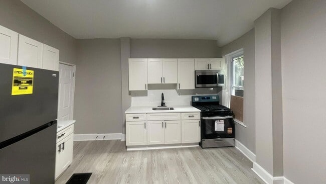 property at 6152 Glenmore Ave