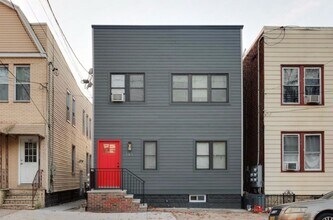 143 Nelson Ave in Jersey City, NJ - Foto de edificio - Building Photo