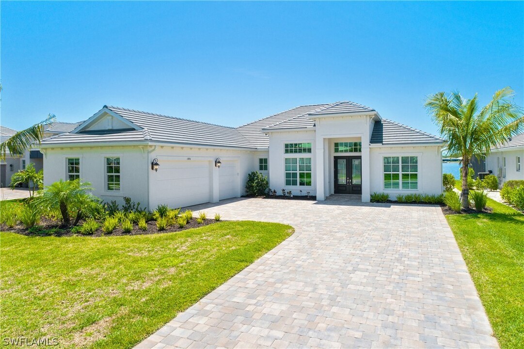 13896 Blue Bay Cir in Ft. Myers, FL - Foto de edificio