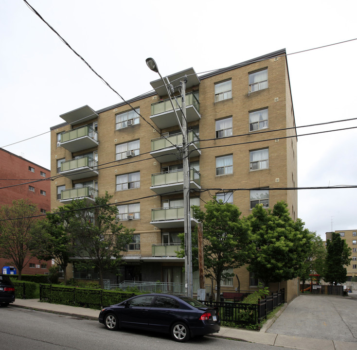 7 Glenburn Ave in Toronto, ON - Building Photo