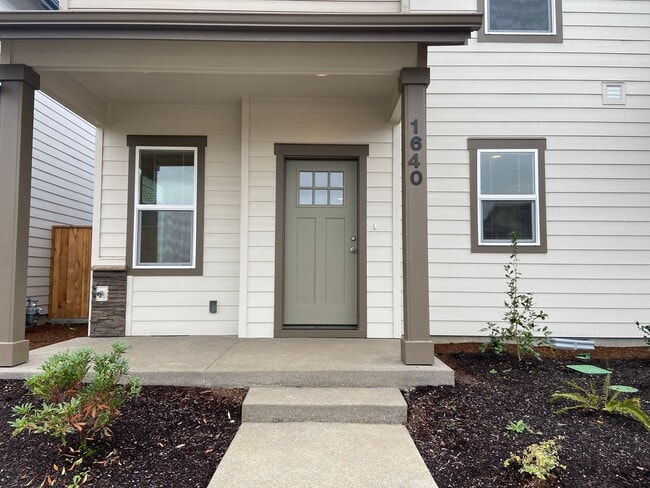1640 SE Barberry Ave in Dallas, OR - Building Photo - Building Photo