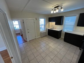 29 Watts St, Unit 2 in Malden, MA - Foto de edificio - Building Photo