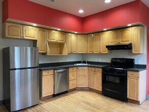9 Chestnut Ln, Unit # 2 in Brockton, MA - Foto de edificio - Building Photo