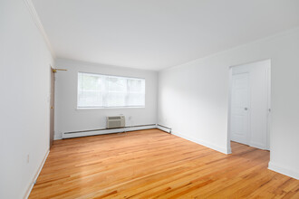 Sutton Commons in Red Bank, NJ - Building Photo - Interior Photo