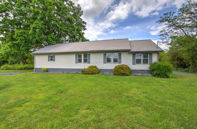 227 Saint Elmo Cir in Adairsville, GA - Building Photo - Building Photo