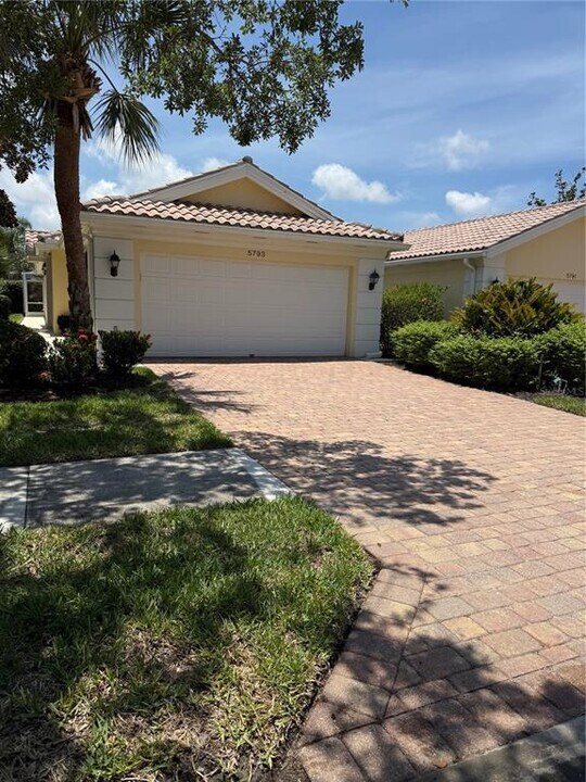 5793 Ithaca Way in Sarasota, FL - Building Photo