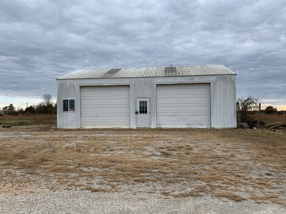 13943 Penn Ln in Neosho, MO - Foto de edificio