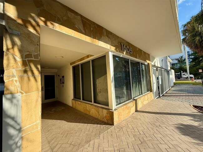 1605 Bay Rd in Miami Beach, FL - Building Photo - Building Photo