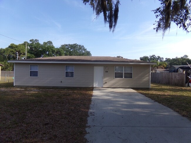 property at 724 W Bridgers Ave