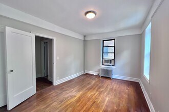 213 Bennett Ave in New York, NY - Building Photo - Building Photo