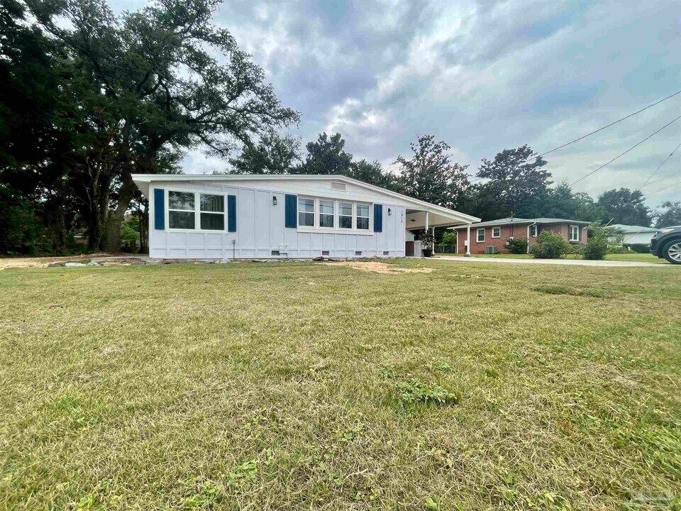 1815 Hallmark Dr in Pensacola, FL - Building Photo
