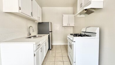 5606 S Figueroa St in Los Angeles, CA - Building Photo - Building Photo