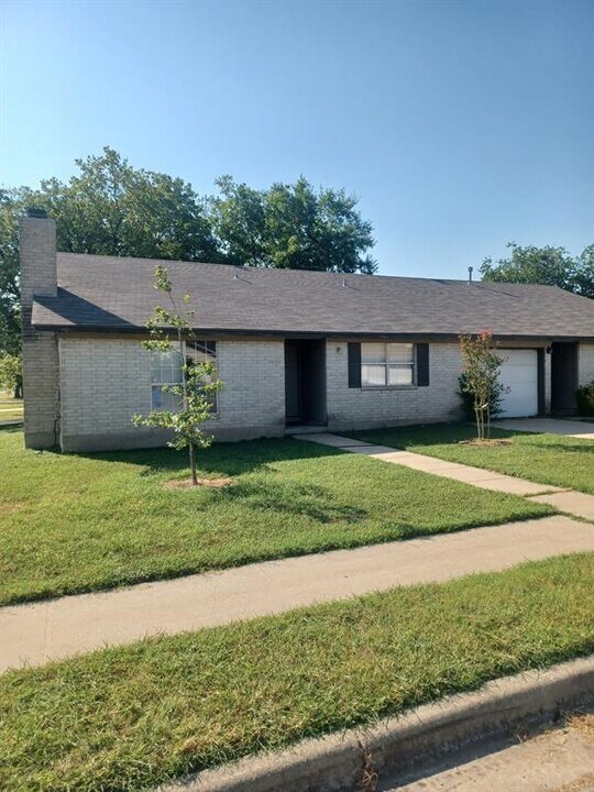 301 12th St in Pflugerville, TX - Building Photo