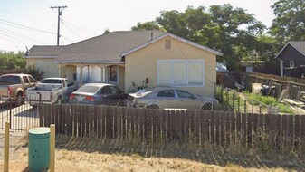 1 S Pratt St in Tulare, CA - Building Photo