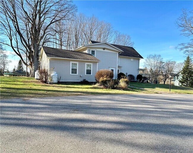 44 Falls Rd, Unit 2B in East Haddam, CT - Building Photo - Building Photo