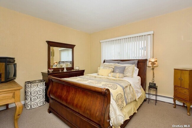 843 Outlook Ave in West Babylon, NY - Building Photo - Building Photo