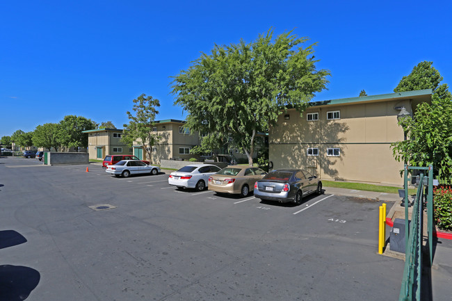 Florin Gardens Apartments Cooperative in Sacramento, CA - Foto de edificio - Building Photo