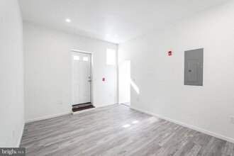 5715 Woodland Ave in Philadelphia, PA - Building Photo - Building Photo
