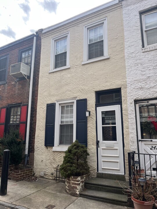 2412 Manning St in Philadelphia, PA - Building Photo