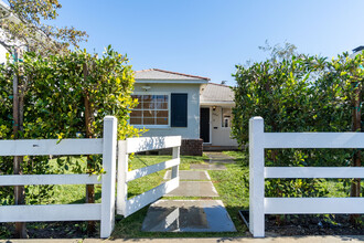 8004 Holy Cross Pl in Los Angeles, CA - Building Photo - Building Photo