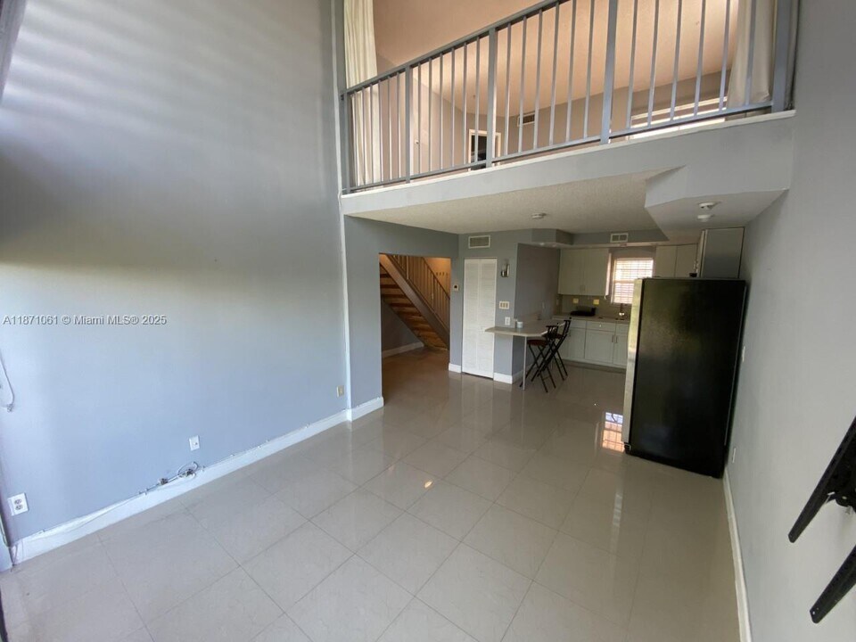 8897 Fontainebleau Blvd in Miami, FL - Building Photo