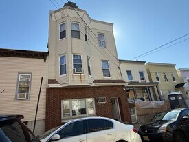 609 38th St in Union City, NJ - Building Photo