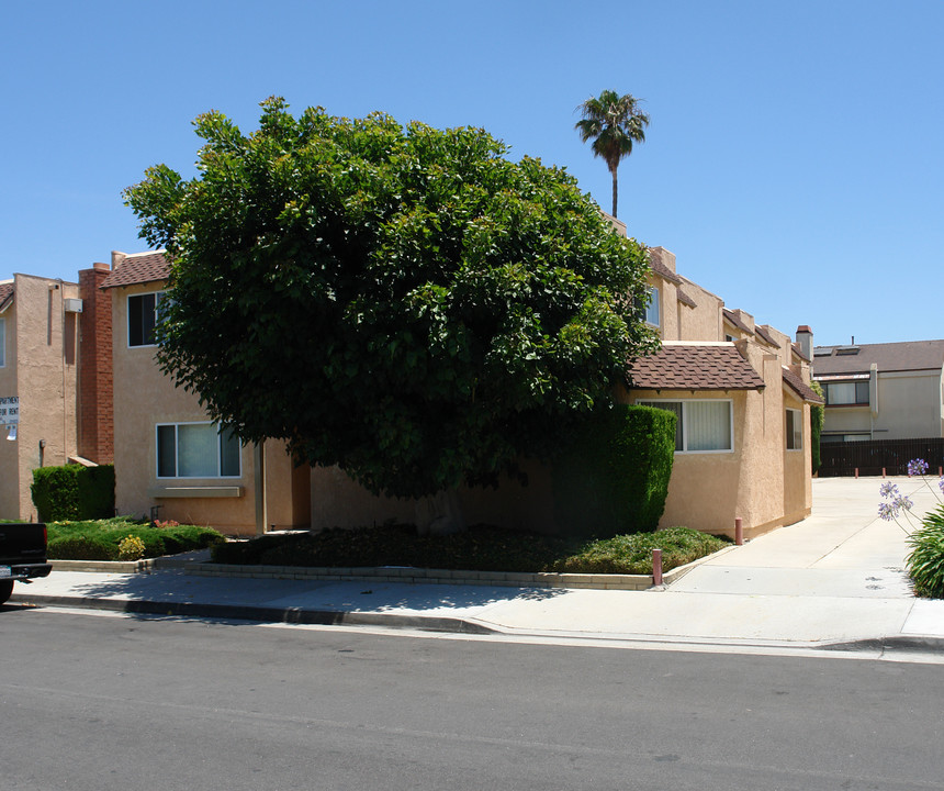 16872 Lynn St in Huntington Beach, CA - Foto de edificio