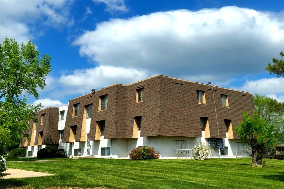 Candlelite Apartments in Grandview, MO - Building Photo