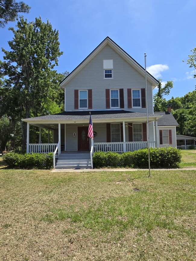 property at 925 E Pearl St