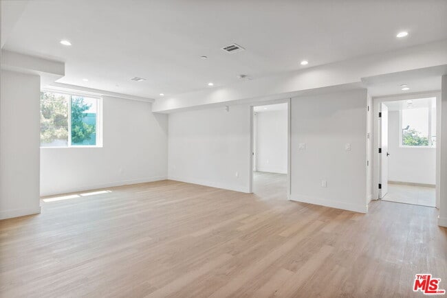 132 Rosemont Ave in Los Angeles, CA - Building Photo - Building Photo