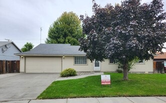 2926 Iris St in West Richland, WA - Building Photo