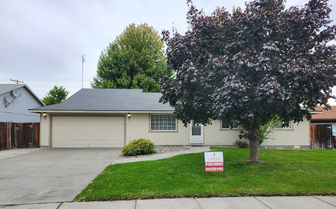 2926 Iris St in West Richland, WA - Building Photo