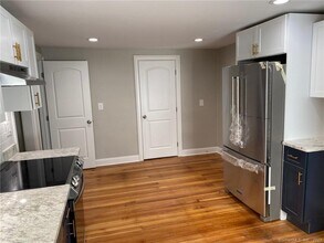 223 Park Rd in West Hartford, CT - Building Photo - Building Photo