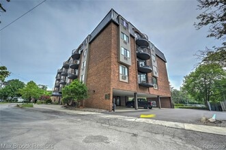 35300 Woodward Ave in Birmingham, MI - Building Photo - Building Photo