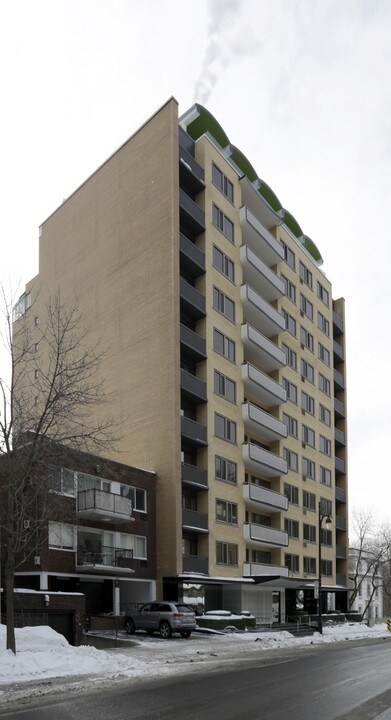 Apartments Tour Des Pins in Montréal, QC - Building Photo