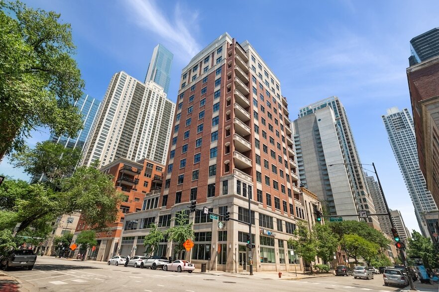 30 W Erie St, Unit 402 in Chicago, IL - Building Photo