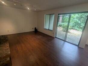 12721 NE 129th Ct, Unit F in Kirkland, WA - Foto de edificio - Building Photo