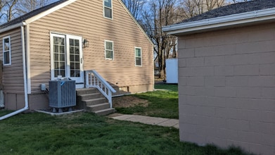 2425 E Ave in Levittown, PA - Foto de edificio - Building Photo