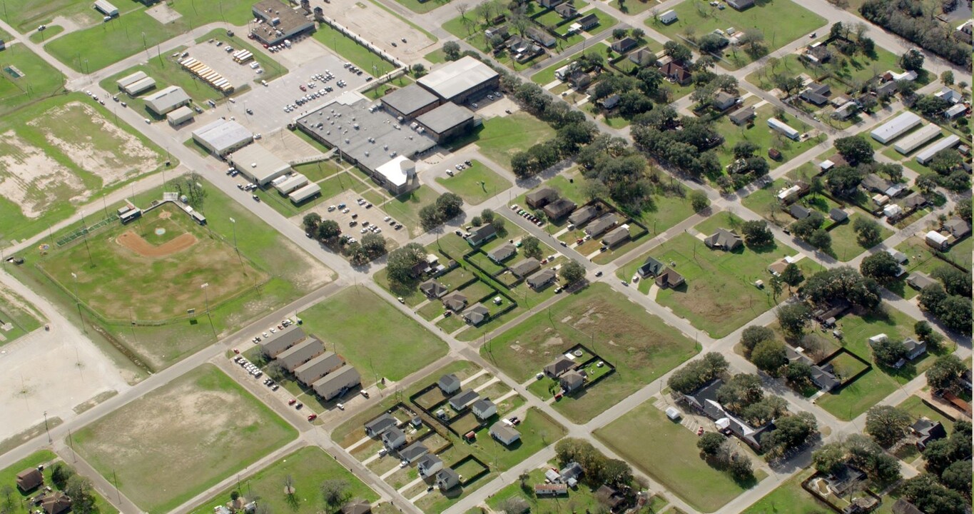 2031 7th St in Hempstead, TX - Building Photo