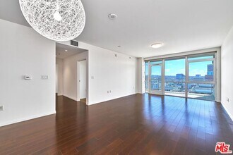 3785 Wilshire Blvd in Los Angeles, CA - Building Photo - Building Photo