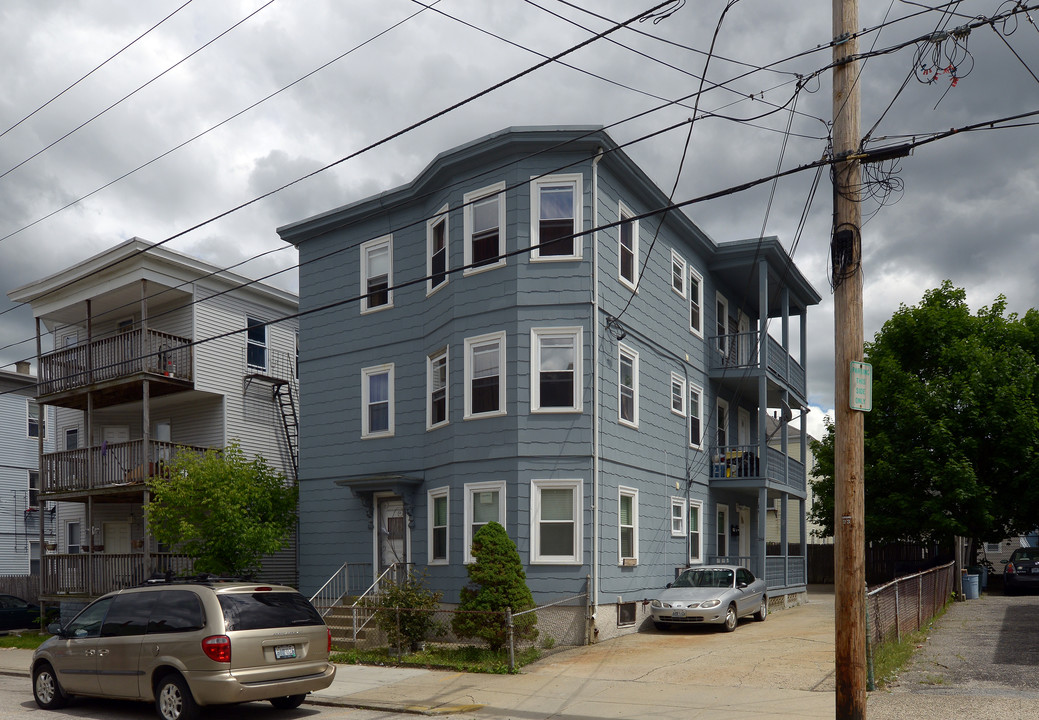 256 Cowden St in Central Falls, RI - Building Photo