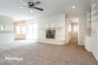 1424 Wreyhill Dr in Hurst, TX - Foto de edificio - Building Photo