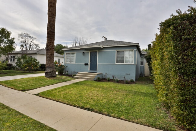 5907 Yarmouth Ave in Encino, CA - Building Photo - Building Photo