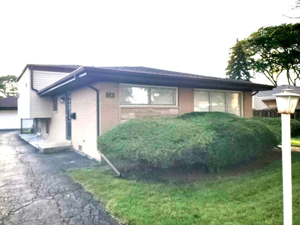 2140 Eastview Dr in Des Plaines, IL - Building Photo