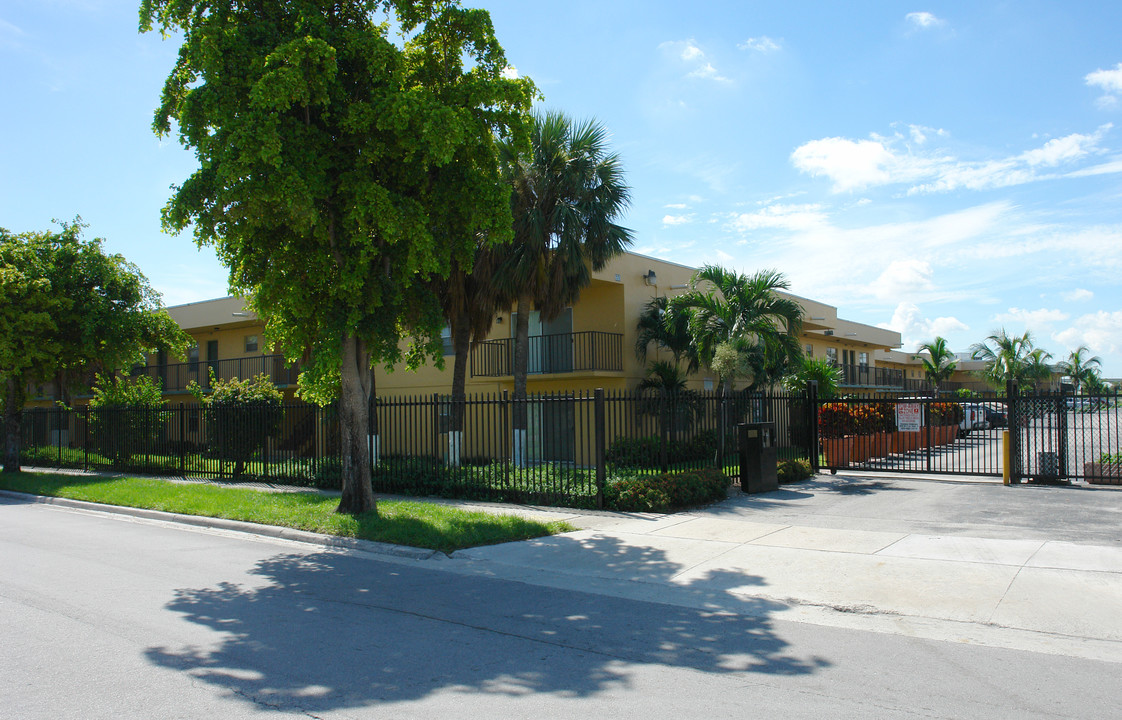 Miami Gardens in Miami, FL - Foto de edificio