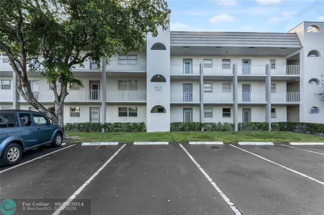 8100 Sunrise Lakes Blvd in Sunrise, FL - Foto de edificio - Building Photo