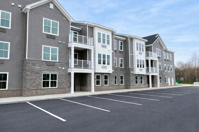 2 Del Mar Ct in Oakland, NJ - Foto de edificio - Building Photo